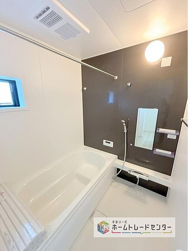 【【浴室】】一坪タイプのユニットバスは、足をしっかりと延ばして一日の疲れを癒すことが可能です。浴室暖房乾燥機も完備しておりますので、カビの心配が無いのはもちろん、雨の日のお洗濯物はお風呂で乾かせます。