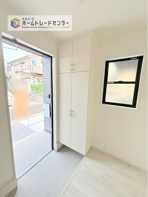 【玄関】玄関に備え付けのシューズボックス。大容量の収納力でご家族の履物もすっきり収納できます♪片付けが楽になる豊富な収納は、日々のストレス軽減にもつながります。