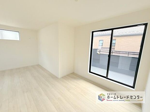 【洋室】主寝室は11帖、お子様がまだ小さいご家庭なら２階のお部屋はここだけでいいかもしれません、もちろんウォークインクローゼットがついておりますので、荷物に悩まされることなく、好きに家具の配置ができます