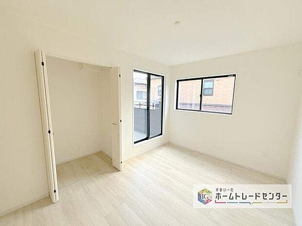 【洋室】日当りの良さは写真でも充分に伝わるかと思いますが、開放感のある周囲にめぐまれたおかげで、風通しもとても良くなっております。ぜひ現地を見ていただき体感していただきたいポイントです。