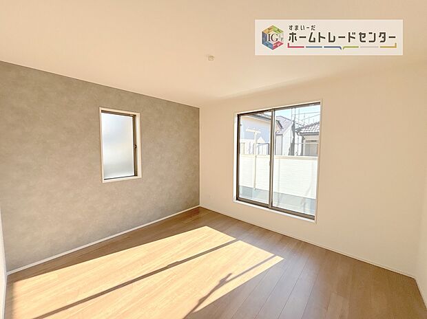 【洋室】日当りの良さは写真でも充分に伝わるかと思いますが、開放感のある周囲にめぐまれたおかげで、風通しもとても良くなっております。ぜひ現地を見ていただき体感していただきたいポイントです。