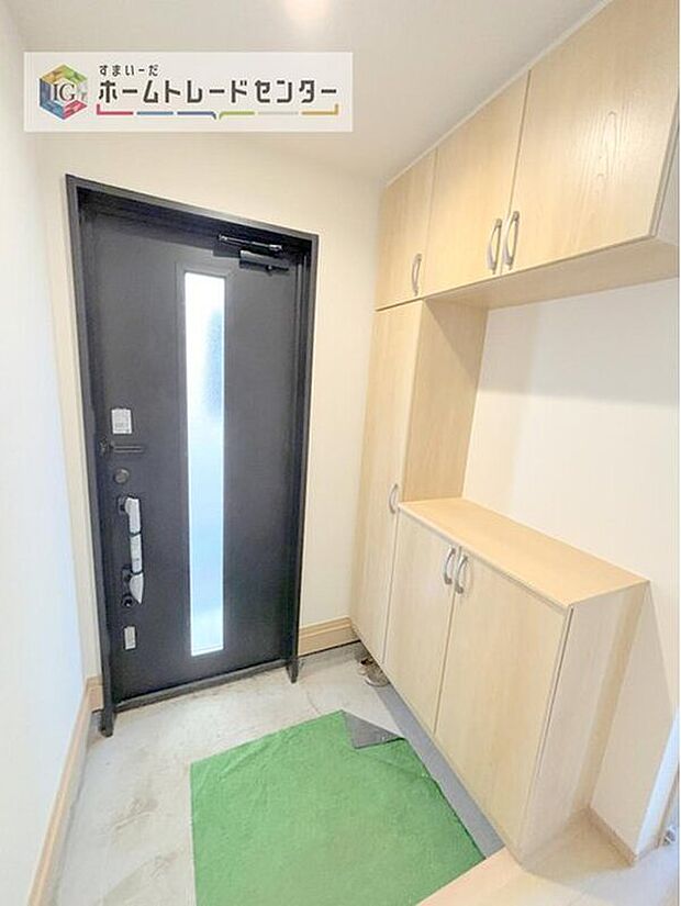 【玄関】天井近くまでの高さがあり、収納力が高いコの字型のシューズボックスです♪ご家族の履物もスッキリできます。間の空間部分は、家族のカギ置き場にして機能的に使ったりと、様々な用途で使用できます。