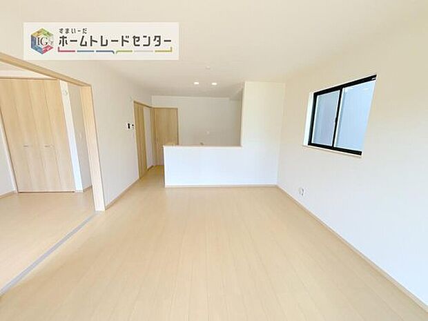 【 リビング】縦長で奥行きのあるリビングは、家具の配置がしやすく使い勝手が非常に良いです。特にソファを配置した時にその便利さが