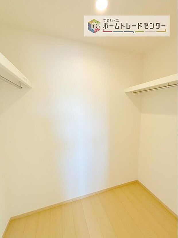 【収納】あると助かるウォークインクローゼットです。長く住むにつれて自然と多くなるお荷物も楽々しっかりと収納できます。また、時間のかかる衣替えも衣服の順番を変えるだけでいつでも簡単にできてストレスフリー。