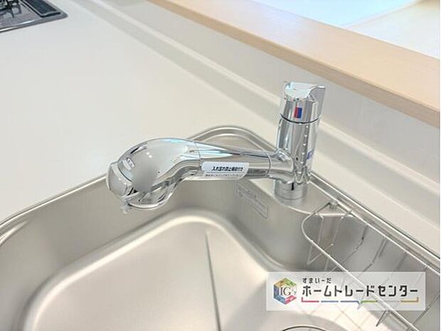 【【浄水器】】浄水カートリッジ内蔵で場所を取らずに見た目もスッキリ。ノズルはシャワーヘッドになっておりお掃除も楽々です。