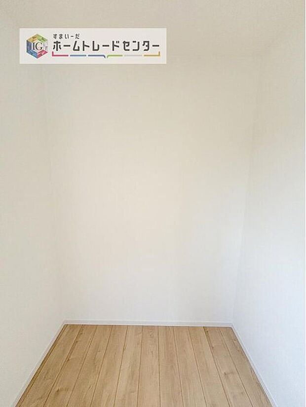 【収納】あると助かるウォークインクローゼットです。長く住むにつれて自然と多くなるお荷物も楽々しっかりと収納できます。また、時間のかかる衣替えも衣服の順番を変えるだけでいつでも簡単にできてストレスフリー。

