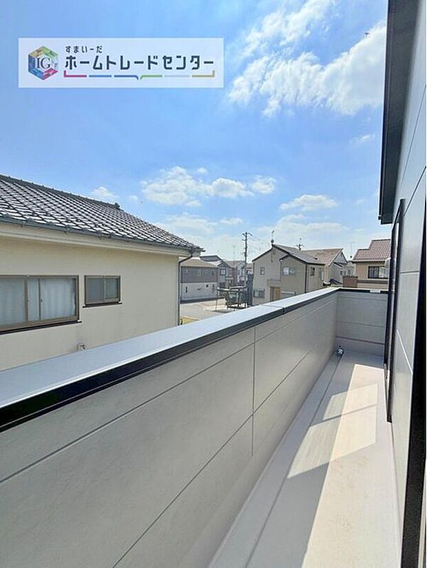 【バルコニー】ロングバルコニーは横幅を十分に確保してますので、家族のお布団もまとめて干せます♪南向きで日当たり◎