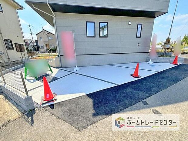 【【敷地内駐車場】】目の届きやすい場所に駐車場があるので安心感があります。また、荷物をたくさん持った状態でも車を降りてすぐ建物内に入ることができ、子どもを持つファミリー世帯にもおすすめです。

