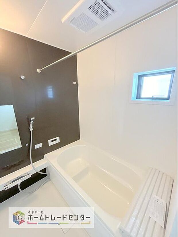 【【浴室】】一坪タイプのユニットバスは、足をしっかりと延ばして一日の疲れを癒すことが可能です。浴室暖房乾燥機も完備しておりますので、カビの心配が無いのはもちろん、雨の日のお洗濯物はお風呂で乾かせます。

