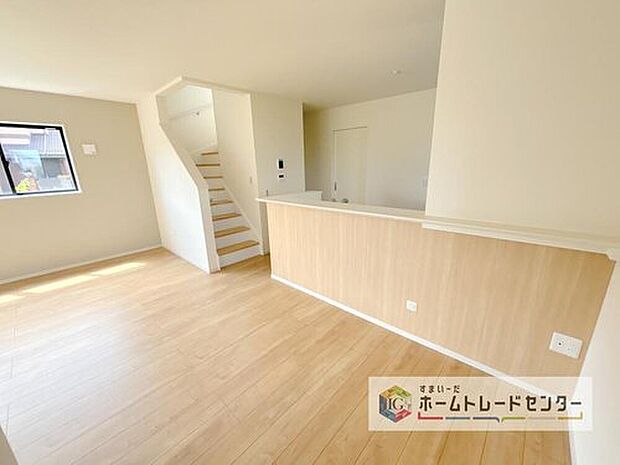 【リビング】対面キッチン前の空間を広めにとっておりますので、ダイニングテーブルを置いてご家族皆様で食卓を囲ってもらっても充分なスペースがございます。家族で楽しいお食事のお時間をお過ごしください。