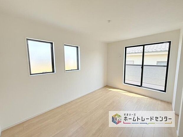 【洋室】日当りの良さは写真でも充分に伝わるかと思いますが、開放感のある周囲にめぐまれたおかげで、風通しもとても良くなっております。ぜひ現地を見ていただき体感していただきたいポイントです。
