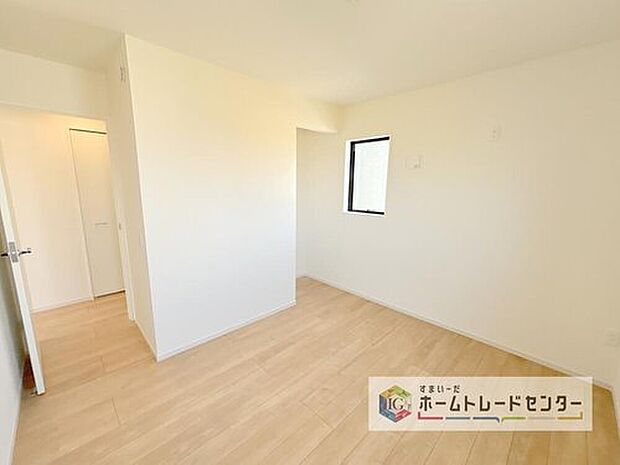 【洋室】こちらは2番目に暗いお部屋です。あえて2番目に暗いと書きましたが、これで暗いと言ったら怒られてしまうだろうなというくらいしっかりとした明るさを確保できています。もちろんこちらも2面採光風通しも良好です