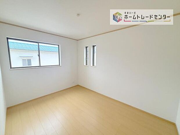 【洋室】日中は太陽の光で明るいため、照明を点ける必要がありません。冬場は暖かく過ごしやすいので暖房費が節約できます。観葉植物やベランダガーデニングが趣味の人にもおすすめです♪