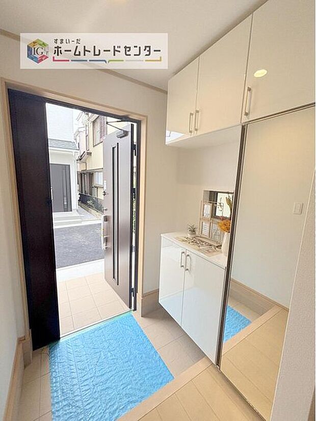 【玄関】姿見付きの下駄箱でお家を出る前にコーディネートの最終チェックをすることができます♪大容量の収納力でご家族の履物もすっきり収納できます♪片付けが楽になる豊富な収納は、日々のストレス軽減にもつながります