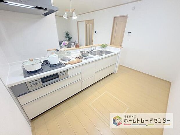 【【システムキッチン】】見栄えもよくお手入れもスムーズに出来ます。豊富な収納力もございますので、キッチンスペースをスッキリとお使い頂けそうです。
