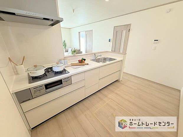【キッチン】キッチンスペースはご家族みんなで作業ができるスペースを確保しております。みんなで楽しくお料理やお片付けをすれば、家事の時間も家族のコミュニケーションの時間に変わります。