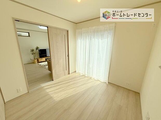 【洋室】リビング隣接の洋室は、その機能を発揮できるようしっかりとした広さをお取りいたしました。普段は開放スペース、お子様の遊び場、お客様がいらしたとき、ご両親様がお泊りに来た時など、色々と使い道がございます。