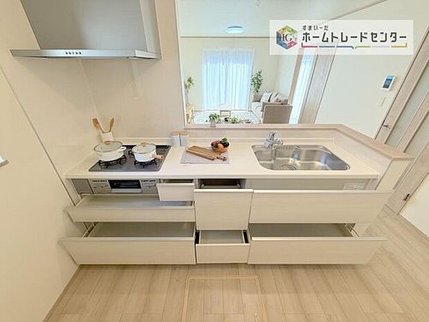 【【システムキッチン】】見栄えもよくお手入れもスムーズに出来ます。豊富な収納力もございますので、キッチンスペースをスッキリとお使い頂けそうです。