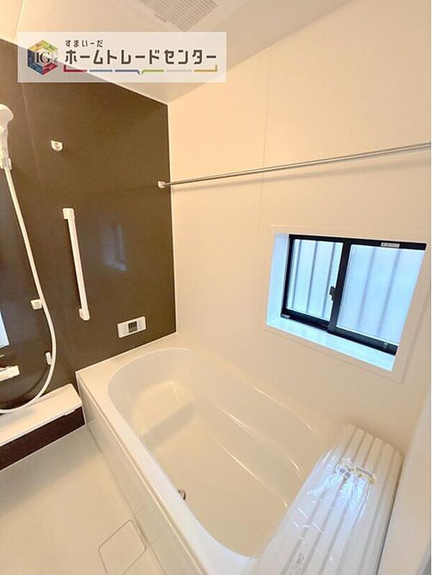 【【浴室】】一坪タイプのユニットバスは、足をしっかりと延ばして一日の疲れを癒すことが可能です。浴室暖房乾燥機も完備しておりますので、カビの心配が無いのはもちろん、雨の日のお洗濯物はお風呂で乾かせます。