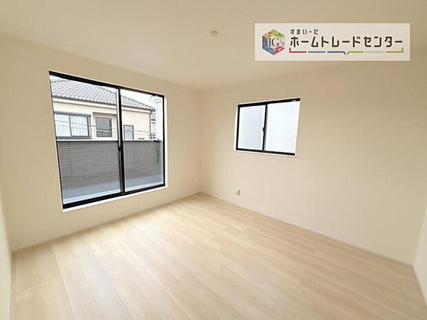 【洋室】日当りの良さは写真でも充分に伝わるかと思いますが、開放感のある周囲にめぐまれたおかげで、風通しもとても良くなっております。ぜひ現地を見ていただき体感していただきたいポイントです。