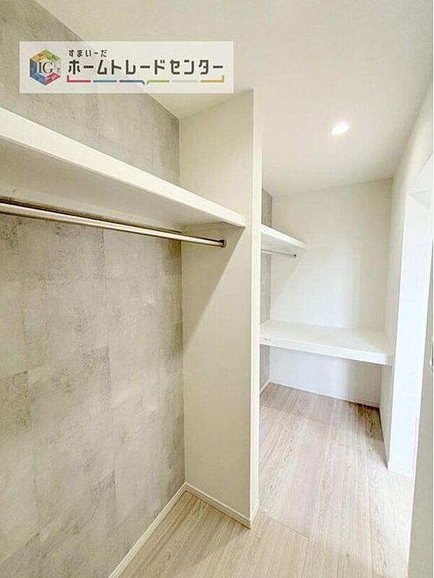 【【ウォークインクローゼット】】大容量のウォークインクローゼットです。どなた様でも収納に頭を悩ませたことがあるかと思います。ウォークインクローゼットがございますと一気に解決いたしますし、お部屋を最大限の空間ですっきりお使い頂けます。