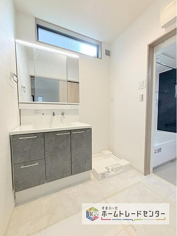 【【三面鏡洗面化粧台】】鏡の裏に歯ブラシや化粧水、整髪料など小物を隠して収納でき、生活感を出さずに綺麗な空間に保てます。また、左右の鏡を動かすことで横や後ろ向きの姿をチェックできるのも嬉しいポイントですね♪
