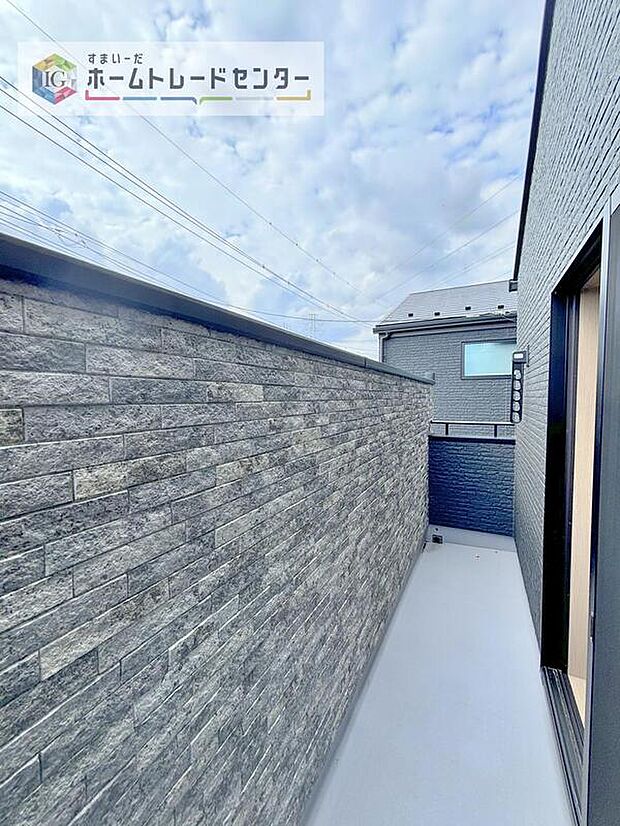 【バルコニー】お洗濯物を干したり、日光浴をしたり、色々なことにお使いいただくバルコニーは、外から見た際に建物の見た目にも大きな影響を与える要素の一つです。自慢の我が家としていただくために形にもこだわりました。