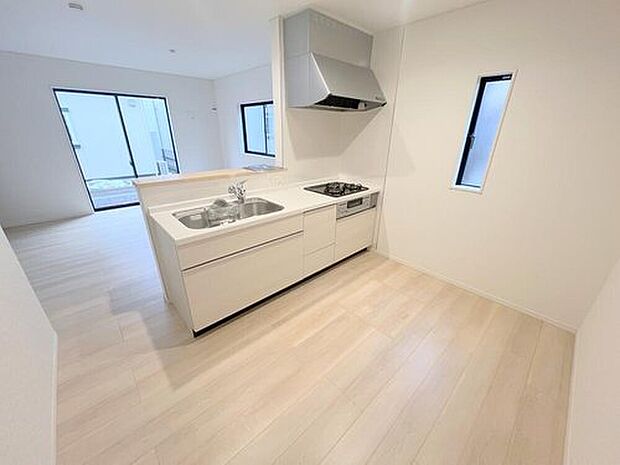 【キッチン】キッチンスペースは家族で作業が出来るよう広めにとりました。みんなで楽しくお料理をすれば、より美味しい食事が作れそうです。そしてお料理好きなお子様が育つかも♪もちろん片付けもみんなでできます。