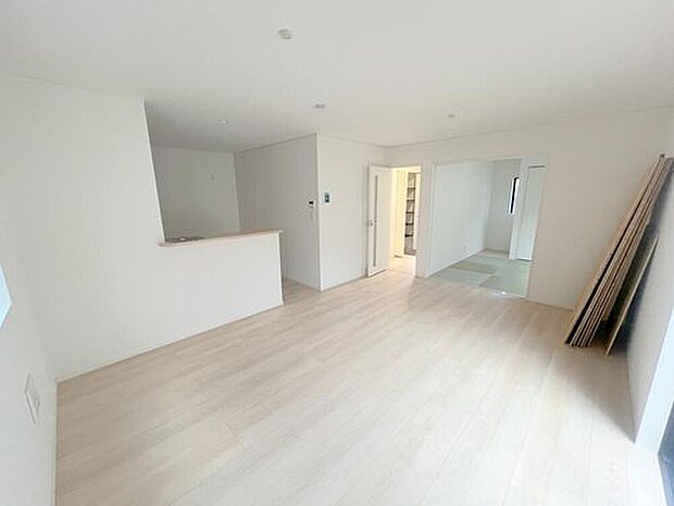 【リビング】対面キッチン前の空間を広めにとっておりますので、ダイニングテーブルを置いてご家族皆様で食卓を囲ってもらっても充分なスペースがございます。家族で楽しいお食事のお時間をお過ごしください。