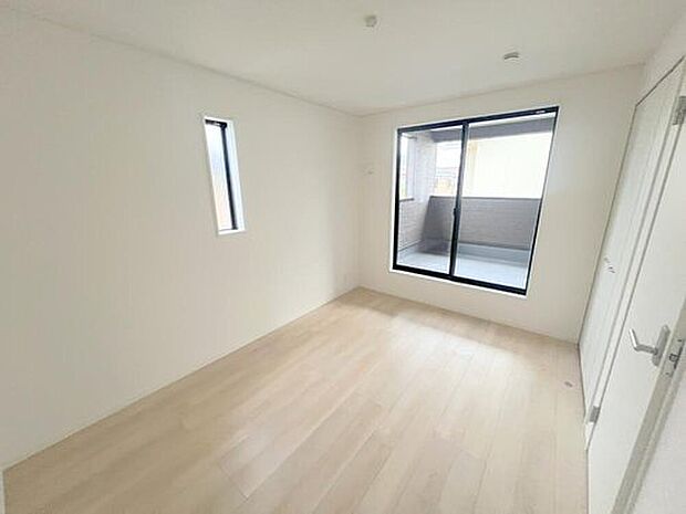 【洋室】2階洋室です。このお部屋と隣室どちらからでもバルコニーは出入り可能です。バルコニーに面したお部屋を主寝室にしたのはいいけれど、お休みになってる方がいてお洗濯ものを干しに行けない、なんてことはありません