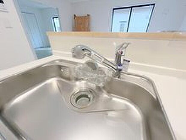 【【浄水器】】浄水カートリッジ内蔵で場所を取らずに見た目もスッキリ。ノズルはシャワーヘッドになっておりお掃除も楽々です。