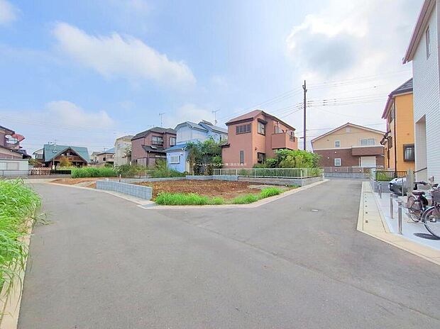 【前面道路含む現地写真】資料請求やご案内も即日対応いたします♪同じ施工例の物件見学や、完成イメージプレゼンテーションも承っております。どのような建物が建つか、間取りの広さは?など気になる点を一つ一つご説明させていただきます。