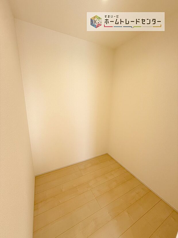 【【ウォークインクローゼット】】お子様との思い出もたっぷりしまえるウォークインクローゼット。衣類だけでなく、鞄などの小物からスーツケースやレジャー用品などの大きな物までたっぷり収納出来ます。

