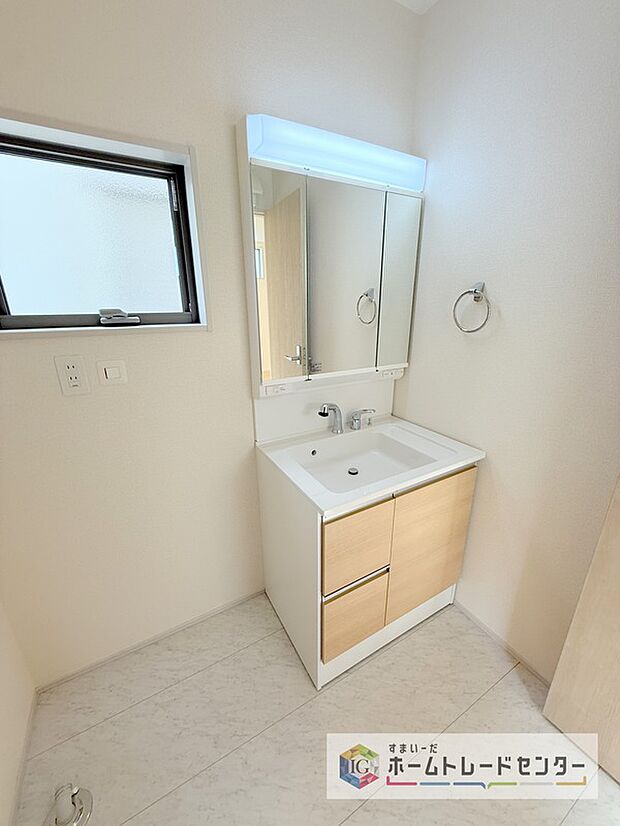 【【洗面所】】合わせ鏡が可能な3面鏡です。朝の忙しい時間でもの身だしなみのチェックもここだけで完結できます。もちろん鏡の後ろは充分な収納力を持った収納となっており、視界に入る部分はスッキリと片付きます。