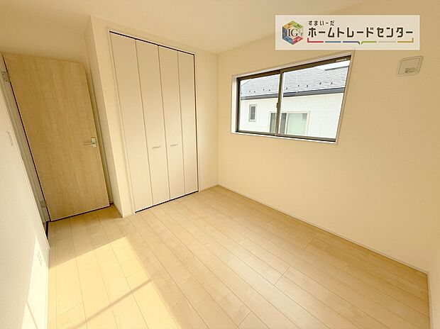 【洋室】収納を完備している居室です。収納が豊富な住宅は居室空間がしっかりと使えるので暮らしやすさが断然に上がります。荷物をを気にすることなく家具の配置をお好み通りにできるのも大きな魅力です。