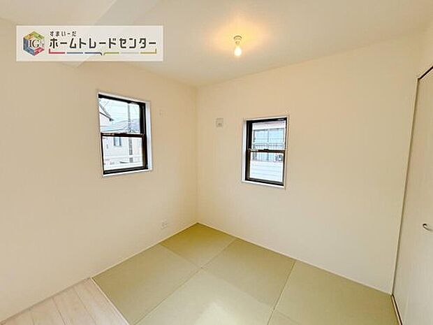 【畳コーナー】畳コーナーです。最近和室を設けない戸建ても増えてまいりましたが、やっぱりあると落ち着きます。家の中に入った時にする畳の香りが個人的は大好きです。畳の上で気ままにゴロゴロするのも好きです。