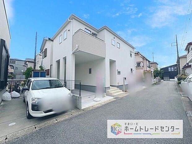 【前面道路含む現地写真】耐震等級最高等級の住宅性能評価書はもちろん、長期優良住宅の認定も受けた高性能な住宅です。長く、安心して住んでいただきたい、だからこそ厳しい第三者のチェックをお願いし、お客様に安心を届けます。