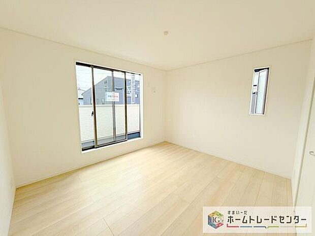 【洋室】日当りの良さは写真でも充分に伝わるかと思いますが、開放感のある周囲にめぐまれたおかげで、風通しもとても良くなっております。ぜひ現地を見ていただき体感していただきたいポイントです。