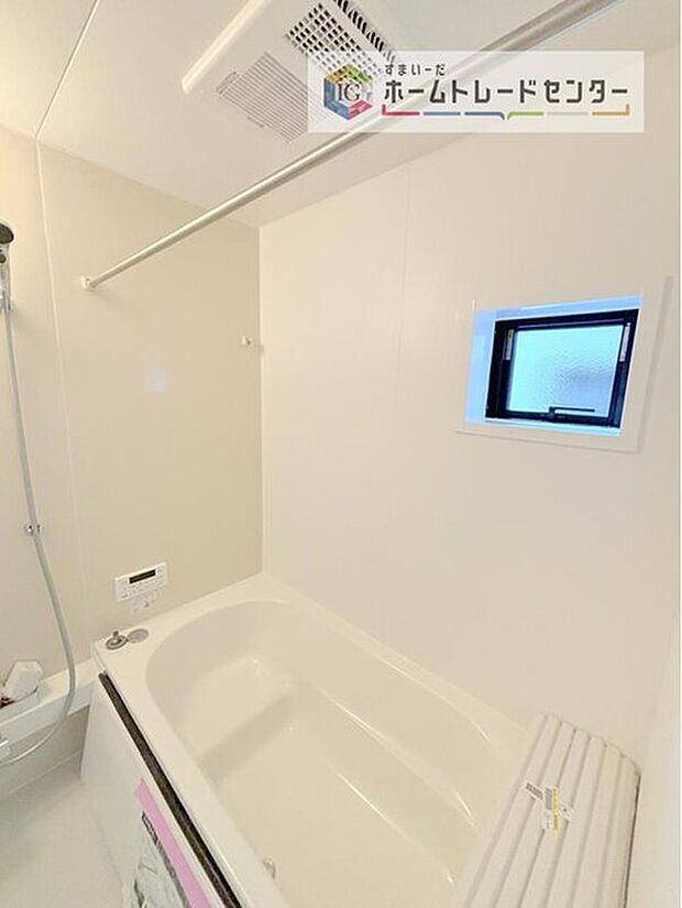 【【浴室】】一坪タイプのユニットバスは、足をしっかりと延ばして一日の疲れを癒すことが可能です。浴室暖房乾燥機も完備しておりますので、カビの心配が無いのはもちろん、雨の日のお洗濯物はお風呂で乾かせます。