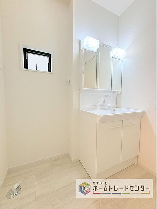 【【洗面台・洗面所】】スラブ厚150ｍｍ、宅盤（GL）から高さ400ｍｍ以上を確保しています。地面からの湿気を防ぎ、不等沈下や地震時のねじれを防ぐ効果があり、白蟻に対する予防策としても有効です。