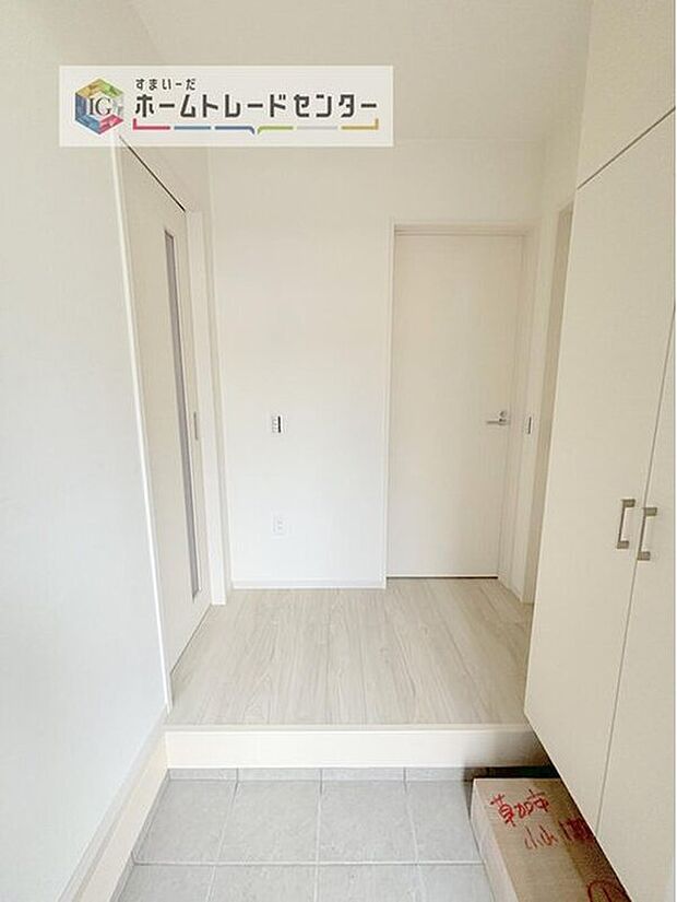 【 玄関】玄関に備え付けのシューズボックス。大容量の収納力でご家族の履物もすっきり収納できます♪片付けが楽になる豊富な収納は、日々のストレス軽減にもつながります。