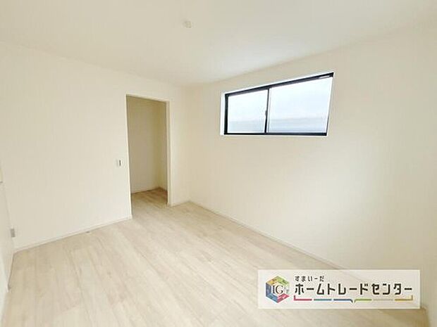 【洋室】この物件の中では唯一北側の少し暗めのお部屋です。あえて暗めと書きましたが、こちらも充分に採光は取れており、天気の悪い日でも電気が必要となるようなことはありません、むしろ熱くなりすぎず勉強がはかどるかも