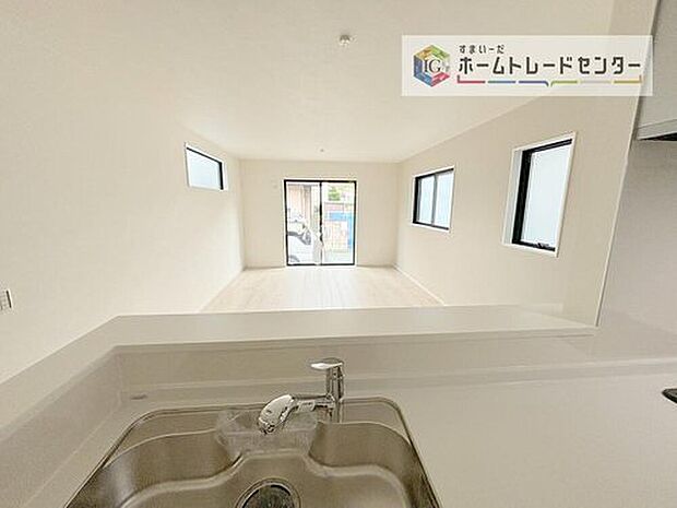 【キッチン】キッチンからリビングの視界です。家事をしていてもしっかりご家族とコミュニケーションをお取りいただけます。お片付けの当番になった方もこれでしっかりと話題の中に入っていけます。