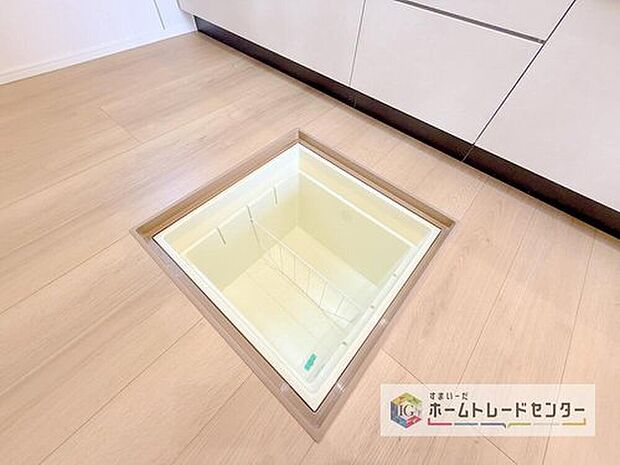 【【床下収納】】しばらく使わない調理器具や、めったに出さない食器などはキッチンの棚を圧迫しがち。床下収納に移動することで、空いたスペースを有効に使えるようになります。

