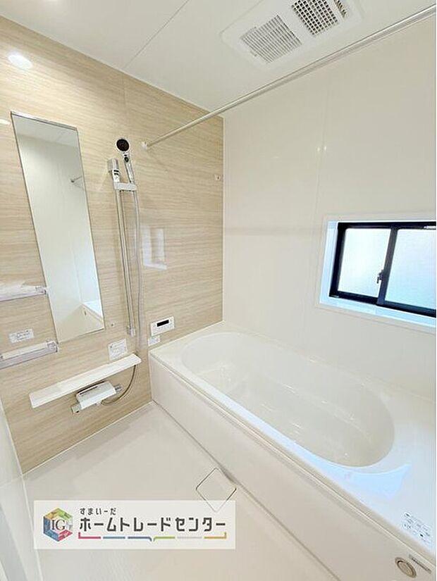 【【浴室】】一坪タイプのユニットバスは、足をしっかりと延ばして一日の疲れを癒すことが可能です。浴室暖房乾燥機も完備しておりますので、カビの心配が無いのはもちろん、雨の日のお洗濯物はお風呂で乾かせます。