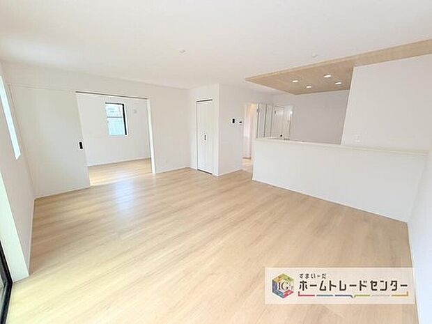 【リビング】対面キッチン前の空間を広めにとっておりますので、ダイニングテーブルを置いてご家族皆様で食卓を囲ってもらっても充分なスペースがございます。家族で楽しいお食事のお時間をお過ごしください。