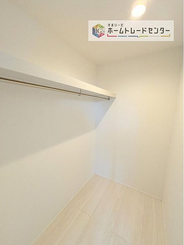 【収納】大容量のウォークインクローゼットです。どなた様でも収納に頭を悩ませたことがあるかと思います。ウォークインクローゼットがございますと一気に解決いたしますし、お部屋を最大限の空間ですっきりお使い頂けま

