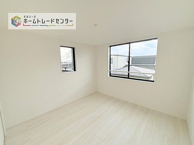 【洋室】2面採光の洋室です。窓からの眺望もよくなり視界が広いので、部屋にいても飽きません、そしてもちろん大切なのは明るさと風通し、明るい日差しと心地よい風で自分のお部屋でくつろげる贅沢をご提供します。

