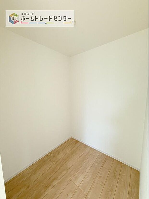 【収納】あると助かるウォークインクローゼットです。長く住むにつれて自然と多くなるお荷物も楽々しっかりと収納できます。また、時間のかかる衣替えも衣服の順番を変えるだけでいつでも簡単にできてストレスフリー。