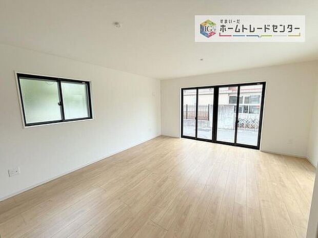 【リビング】リビングにはこだわって開口部を可能な限り多く設けました。日当たり、風通しを良くするのはもちろんですが、やはり人が集まる場所ですので、開放感が必要な場所だと思います。広々としたリビングをお楽しみください